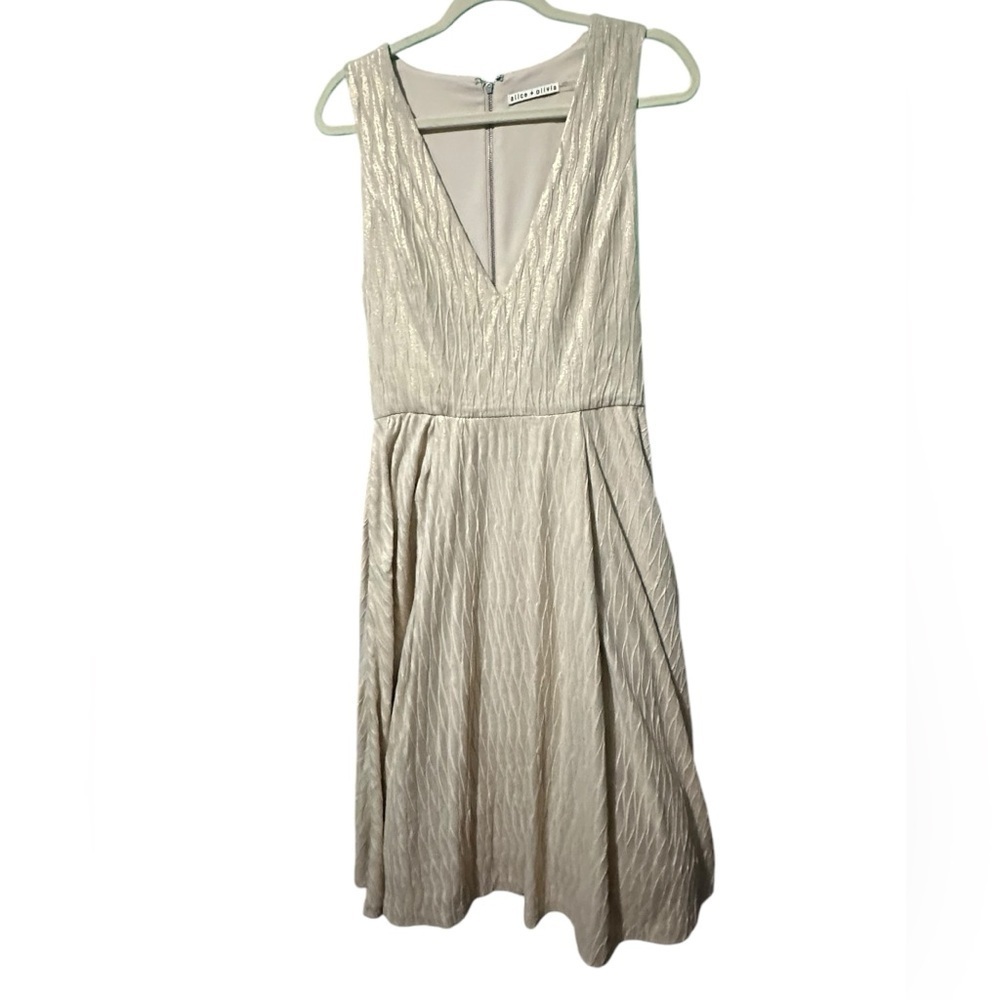 Alice + Olivia Elegant Cream with gold accent Sleeveless midi Dress size 8